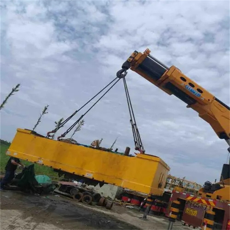 工业园区吊运集装箱的吊车